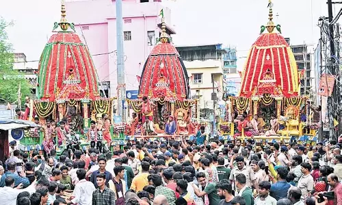 Cuttack में रथ यात्रा धूमधाम से मनाई गई