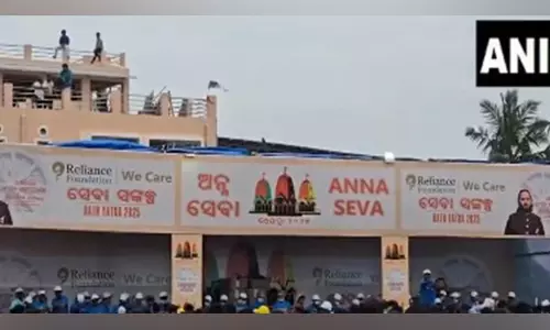 रिलायंस फाउंडेशन ने वी केयर पहल के तहत Jagannath Rath Yatra के दौरान श्रद्धालुओं और पुलिस कर्मियों को भोजन परोसा रिलायंस फाउंडेशन ने वी केयर पहल के तहत Jagannath Rath Yatra के दौरान श्रद्धालुओं और पुलिस कर्मियों को भोजन परोसा
