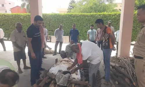 मुठभेड़ के कुछ दिनों बाद अपराधी रोमिल वोहरा का यमुनानगर में अंतिम संस्कार किया मुठभेड़ के कुछ दिनों बाद अपराधी रोमिल वोहरा का यमुनानगर में अंतिम संस्कार किया