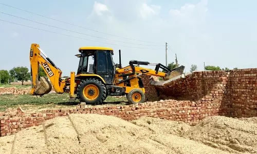 Haryana : भूना में अवैध कॉलोनी की चारदीवारी और निर्माण ढहाए गए