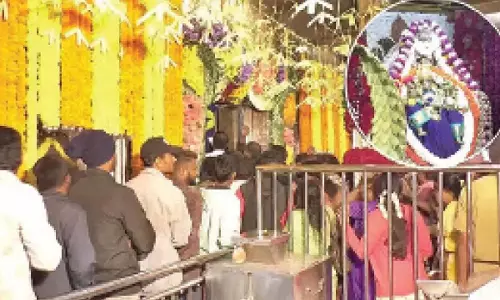 Karnataka: पहले आषाढ़ शुक्रवार के दर्शन के लिए चामुंडी पहाड़ी पर उमड़े हजारों लोग Karnataka: पहले आषाढ़ शुक्रवार के दर्शन के लिए चामुंडी पहाड़ी पर उमड़े हजारों लोग