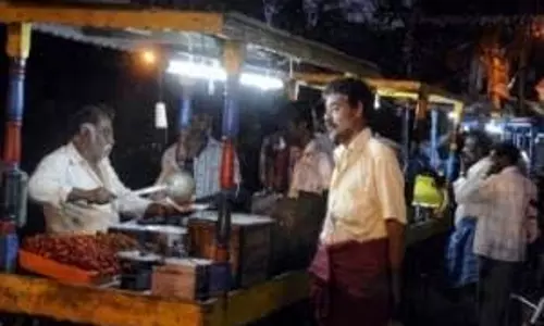 Chennai, सड़क किनारे फूड स्टॉल्स से बढ़ीं सुरक्षा चिंताएं Chennai, सड़क किनारे फूड स्टॉल्स से बढ़ीं सुरक्षा चिंताएं