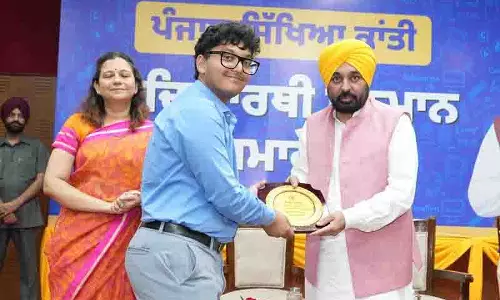 Punjab: नीट पास करने वाले सरकारी स्कूल के छात्रों को सम्मानित किया गया