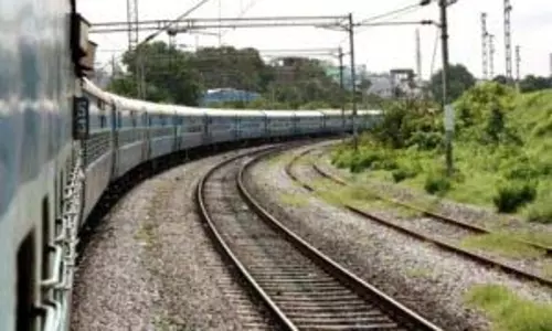 अराकोणम के निकट विघटन के कारण रेल यातायात बाधित हुआ