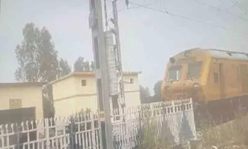 Lohiya में रेलवे क्रॉसिंग का गेटकीपर ड्यूटी के दौरान सो गया, बड़ा हादसा टल गया Lohiya में रेलवे क्रॉसिंग का गेटकीपर ड्यूटी के दौरान सो गया, बड़ा हादसा टल गया