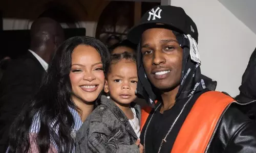 Rihanna अपने बेटे रायट को पेरिस फैशन वीक में अपने साथी ए.एस.ए.पी. रॉकी का उत्साहवर्धन