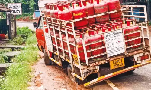 Kerala :  नहर में फंसे वाहन, चालक घायल