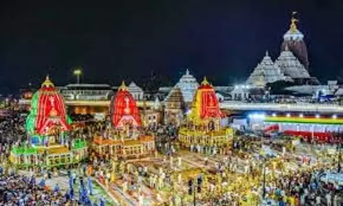 रथ यात्रा: जय जगन्नाथ के नारे के बीच पुरी में हजारों लोगों ने खींचा रथ