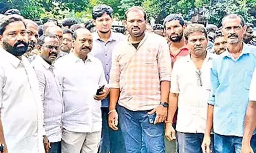 Vizag में पानी की आपूर्ति बाधित, क्योंकि कर्मचारी हड़ताल पर चले गए Vizag में पानी की आपूर्ति बाधित, क्योंकि कर्मचारी हड़ताल पर चले गए
