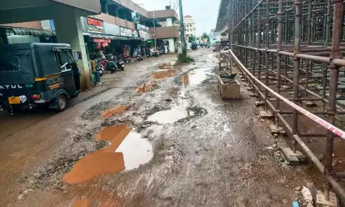 Kerala : पथानामथिट्टा शहर में फ्लाईओवर निर्माण के दौरान सड़क ढह गई Kerala : पथानामथिट्टा शहर में फ्लाईओवर निर्माण के दौरान सड़क ढह गई