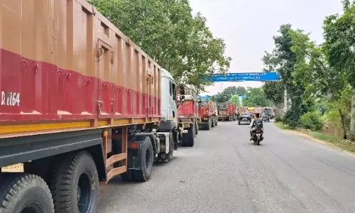 Dumraon : बालू के ट्रकों का कहर, राजमार्ग पर लगा भीषण जाम Dumraon : बालू के ट्रकों का कहर, राजमार्ग पर लगा भीषण जाम