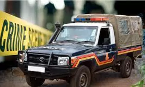 त्रिशूर में गिरोह ने पुलिस पर छुरे और रॉड से हमला किया, 4 अधिकारी घायल त्रिशूर में गिरोह ने पुलिस पर छुरे और रॉड से हमला किया, 4 अधिकारी घायल