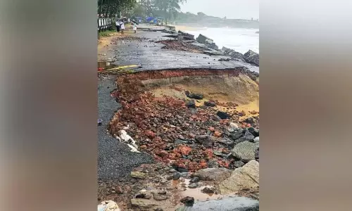 कप्पड़ समुद्री आक्रमण तेज; तटीय सड़क समुद्र में बह गई