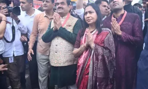 गौतम अडानी, परिवार पुरी में रथयात्रा की शोभा बढ़ाते हुए