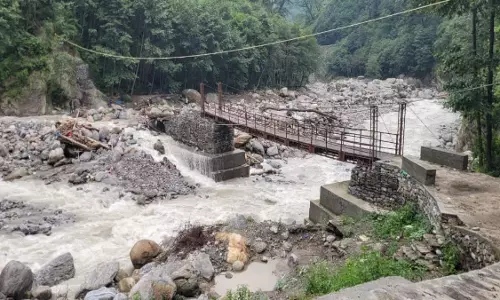 Dehradun: मलबा गिरने से चारधाम यात्रा प्रभावित, रुक-रुक कर हो रही आवाजाही