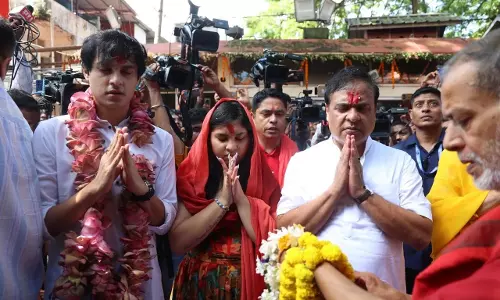 सीएम ने अपनी पत्नी और बच्चों के साथ मां कामाख्या का आशीर्वाद लिया