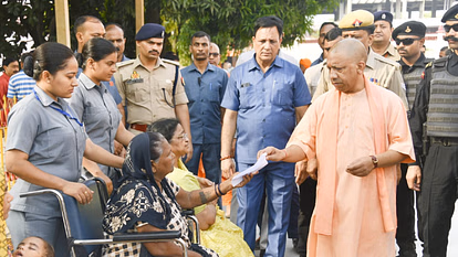 Gorakhpur: सीएम योगी ने जनता दर्शन में सुनी लोगों की समस्याएं