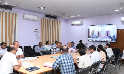 Jaipur: लाभार्थियों को समय पर लाभ पहुंचे, जिला कलेक्टर ने समीक्षा बैठक में दिए निर्देश