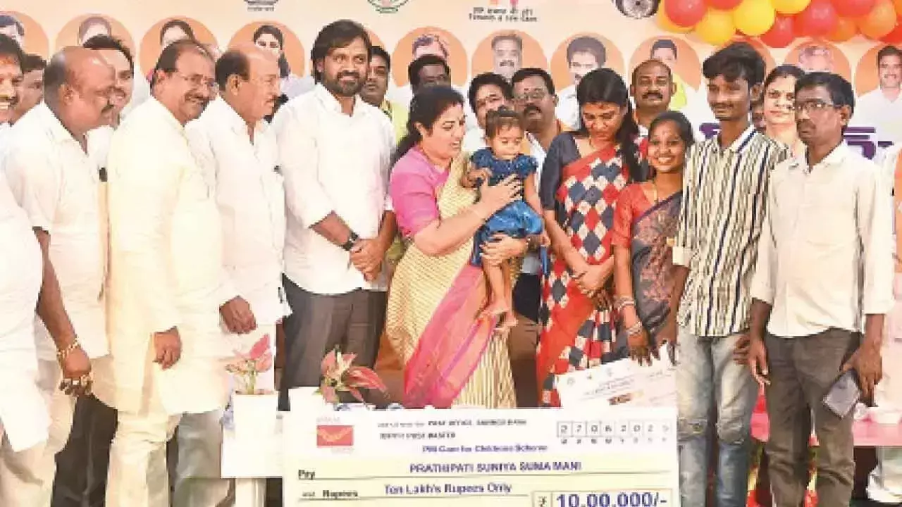 Andhra: कोविड से अनाथ हुई बच्ची को देश का पहला चेक मिला Andhra: कोविड से अनाथ हुई बच्ची को देश का पहला चेक मिला