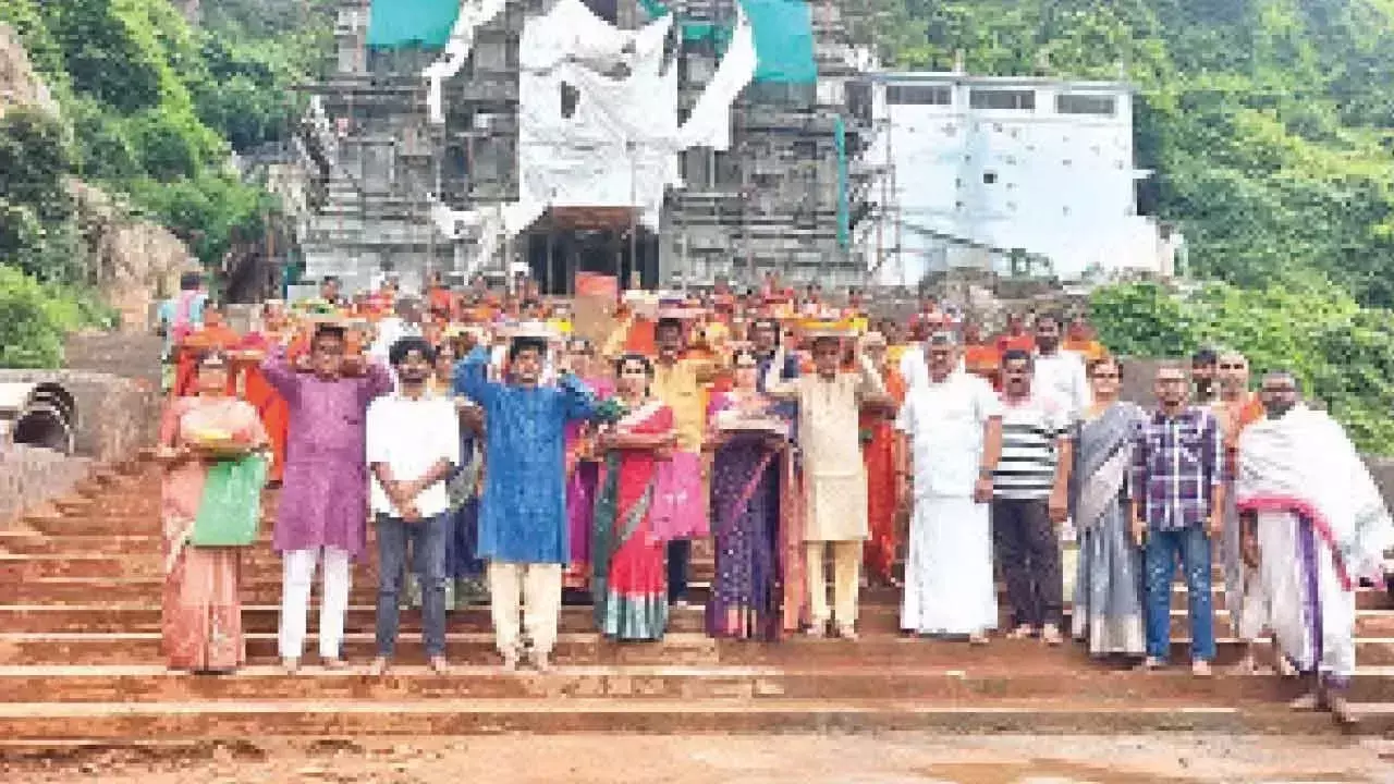 Andhra: तालुपुलम्मा मंदिर में आषाढ़ उत्सव शुरू होता है Andhra: तालुपुलम्मा मंदिर में आषाढ़ उत्सव शुरू होता है