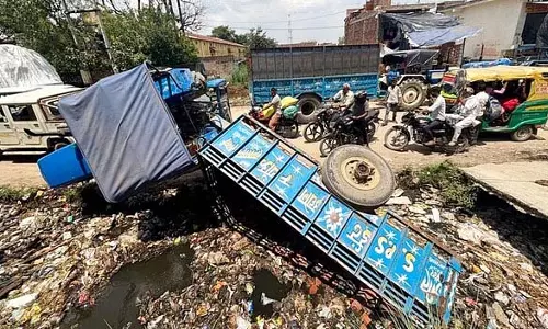 वाहनों के बीच फंसी ट्रैक्टर- ट्रॉली पलटी, चालक ने कूद कर बचाई जान