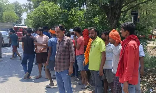 Ballia : डंपर की टक्कर से बाइक सवार दो युवकों की मौत, एक गंभीर Ballia : डंपर की टक्कर से बाइक सवार दो युवकों की मौत, एक गंभीर