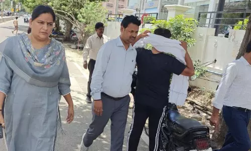Lucknow: नगर आयुक्त ने देखा नालों का हाल, SFI को दिए तुरंत सफाई के आदेश Lucknow: नगर आयुक्त ने देखा नालों का हाल, SFI को दिए तुरंत सफाई के आदेश