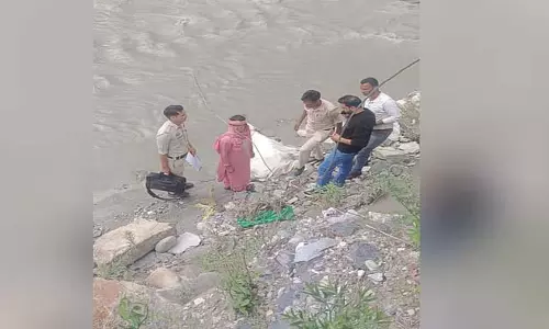 Himachal : लारजी-सैंज मार्ग पर कार नाले में गिरी, मां-बेटी की मौत, एक घायल