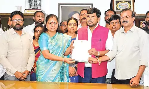 Telangana : केंद्रीय मंत्री अठावले ने कविता से की मुलाकात