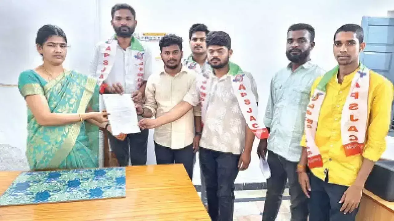 Andhra: छात्रों की जेएसी ने फीस में 50% कटौती की मांग की Andhra: छात्रों की जेएसी ने फीस में 50% कटौती की मांग की