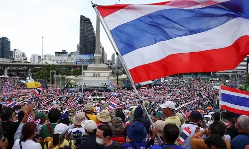Thai प्रदर्शनकारियों ने प्रधानमंत्री पैतोंगटार्न के इस्तीफे की मांग की