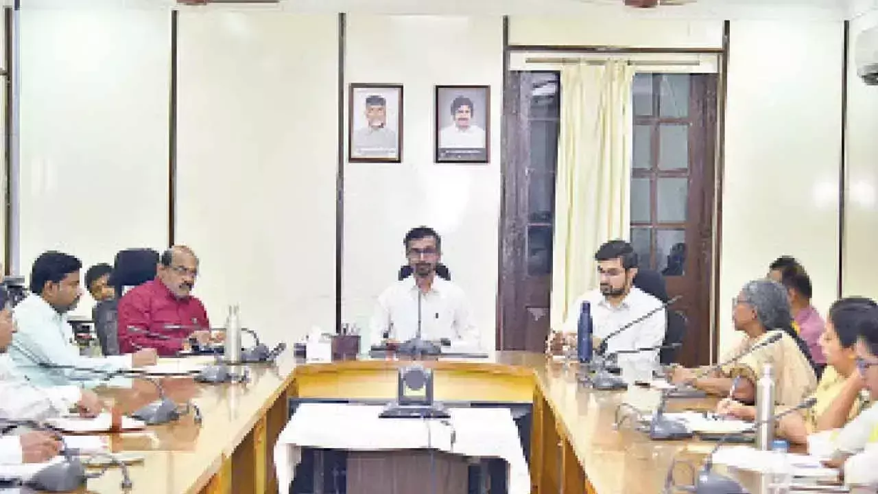 Collector ने अधिकारियों से कहा, जनता की शिकायतों का प्रभावी ढंग से निपटारा करें