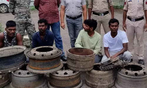 इंडस्ट्रीज में हुई चोरी का खुलासा, 5 आरोपी गिरफ्तार इंडस्ट्रीज में हुई चोरी का खुलासा, 5 आरोपी गिरफ्तार