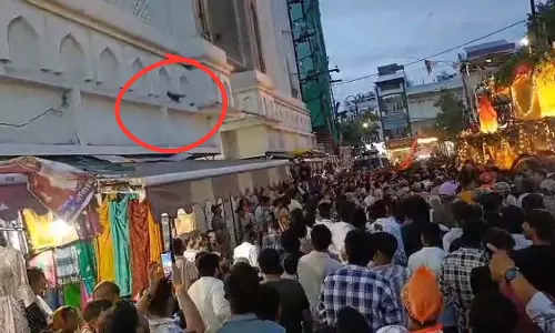 जगन्नाथ रथ यात्रा के दौरान उज्जैन मस्जिद पर चप्पल फेंकी गई; प्रदर्शनकारियों ने सख्त कार्रवाई की मांग की
