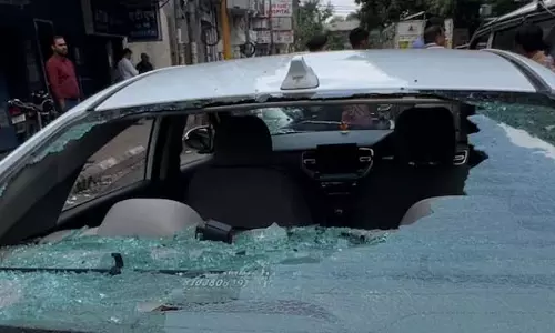Delhi : यूट्यूबर पर हमला, कार की खिड़कियां ईंट से तोड़ी गईं Delhi : यूट्यूबर पर हमला, कार की खिड़कियां ईंट से तोड़ी गईं