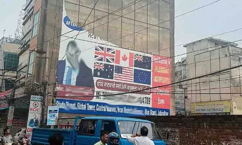 जालंधर के प्रमुख इलाकों में अवैध विज्ञापनों पर MC ने कार्रवाई की