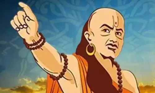 Chanakya Niti: जीवन में 4 जगहों पर कभी शर्मिंदा न हों Chanakya Niti: जीवन में 4 जगहों पर कभी शर्मिंदा न हों