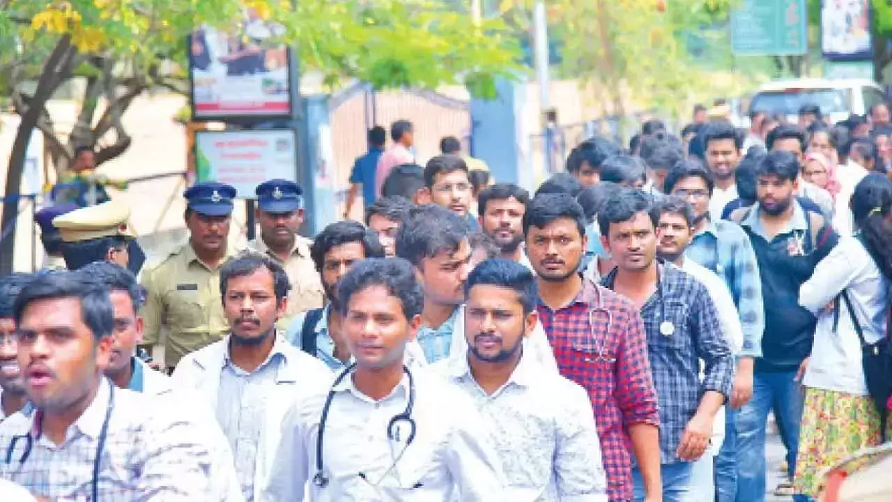 Telangana: जूनियर डॉक्टरों ने सोमवार तक मांगें पूरी न होने पर अनिश्चितकालीन हड़ताल की चेतावनी दी