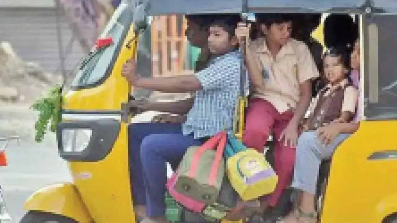 स्कूली बच्चों को ले जाने वाले वाहन पुलिस की नाक के नीचे सुरक्षा मानदंडों का उल्लंघन कर रहे हैं