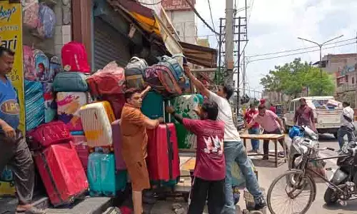 MC ने शिंगार सिनेमा रोड से अतिक्रमण हटाया