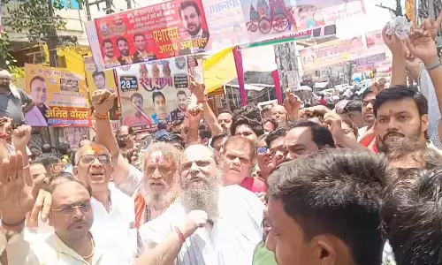 Kanpur: साउंड सिस्टम को लेकर महंत से बदसलूकी, माहौल गर्माया Kanpur: साउंड सिस्टम को लेकर महंत से बदसलूकी, माहौल गर्माया