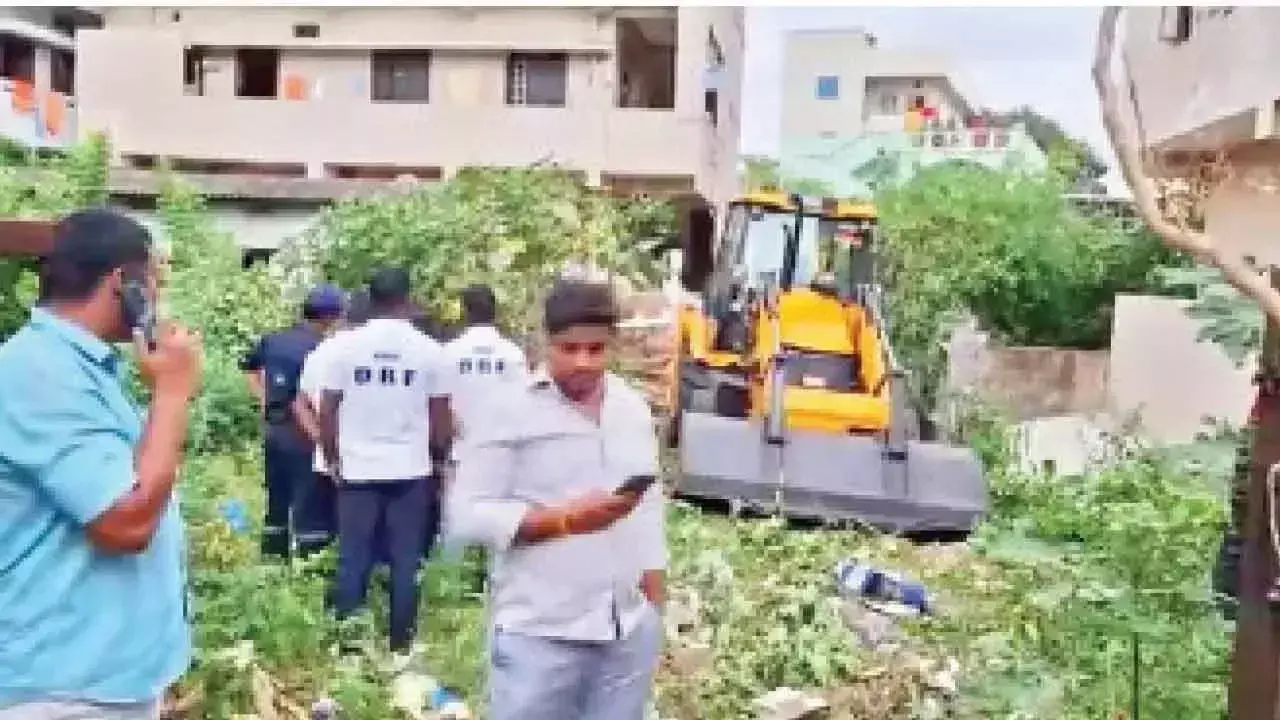 बाढ़ को कम करने के लिए हाइड्रा ने नाले पर अतिक्रमण को ध्वस्त किया बाढ़ को कम करने के लिए हाइड्रा ने नाले पर अतिक्रमण को ध्वस्त किया