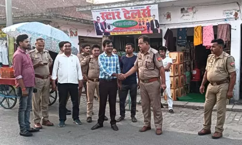 Farrukhabad: सीओ और नायब तहसीलदार ने ताजिया स्थल का निरीक्षण किया Farrukhabad: सीओ और नायब तहसीलदार ने ताजिया स्थल का निरीक्षण किया