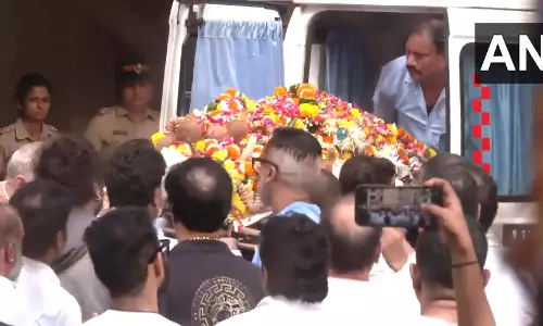 BIG BREAKING: अभिनेत्री शेफाली जरीवाला का पार्थिव शरीर अंतिम संस्कार के लिए ले जाया गया BIG BREAKING: अभिनेत्री शेफाली जरीवाला का पार्थिव शरीर अंतिम संस्कार के लिए ले जाया गया