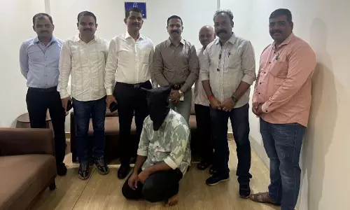 Thane : एंटी एक्सटॉर्शन सेल ने 2 रिवॉल्वर के साथ फल विक्रेता को गिरफ्तार Thane : एंटी एक्सटॉर्शन सेल ने 2 रिवॉल्वर के साथ फल विक्रेता को गिरफ्तार