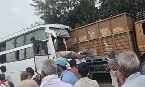 Bihar : तेज रफ्तार बस की खड़ी ट्रक में टक्कर, 20 से अधिक यात्री घायल Bihar : तेज रफ्तार बस की खड़ी ट्रक में टक्कर, 20 से अधिक यात्री घायल