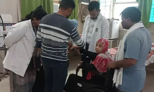 Farrukhabad: इमरजेंसी में व्हीलचेयर पर मरीजों का इलाज, लोहिया में अव्यवस्था Farrukhabad: इमरजेंसी में व्हीलचेयर पर मरीजों का इलाज, लोहिया में अव्यवस्था