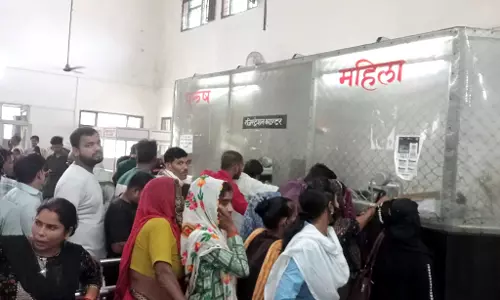 Farrukhabad: औषधि वितरण केंद्र पर अव्यवस्था, मरीजों को दिक्कत Farrukhabad: औषधि वितरण केंद्र पर अव्यवस्था, मरीजों को दिक्कत