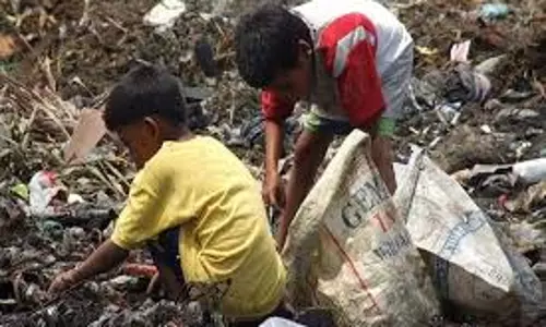 Farrukhabad: भविष्य की तलाश में बचपन की झुग्गी जिंदगी Farrukhabad: भविष्य की तलाश में बचपन की झुग्गी जिंदगी