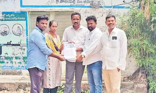 आखिरकार इंदिराम्मा हाउस... कांग्रेस नेता पहुंच गए